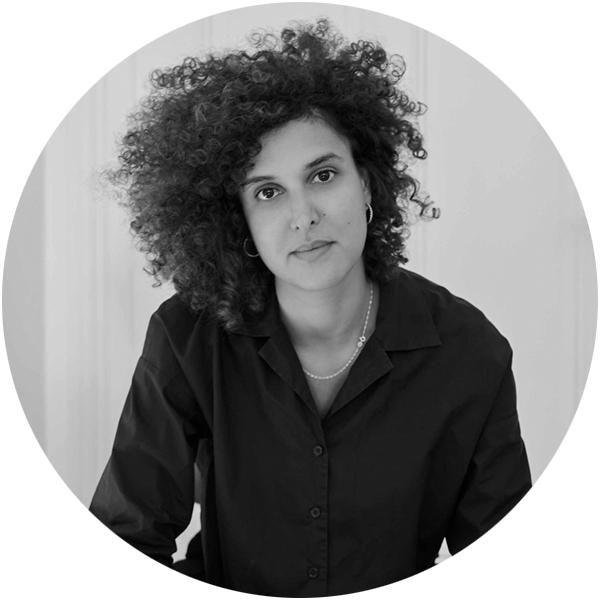 Portrait von Hinda Bouabdallah in schwarz-weiß