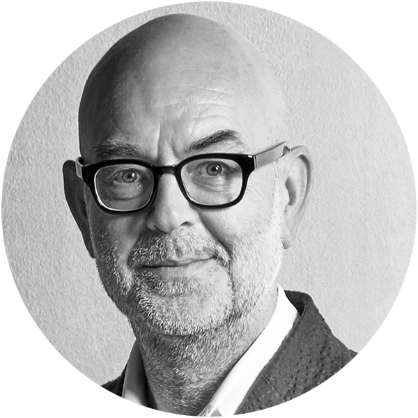 Portrait eines Mannes mit Brille und Glatze.