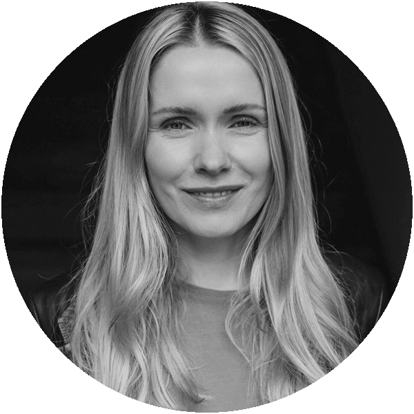 Portraitfoto in schwarz-wei&szlig; von Nora Good