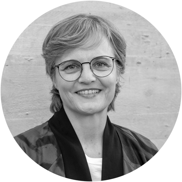 Portrait einer Frau mit kurzen Haaren.