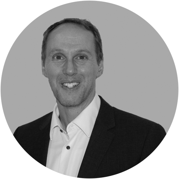 Portrait eines Mannes mit Hemd und Sakko.