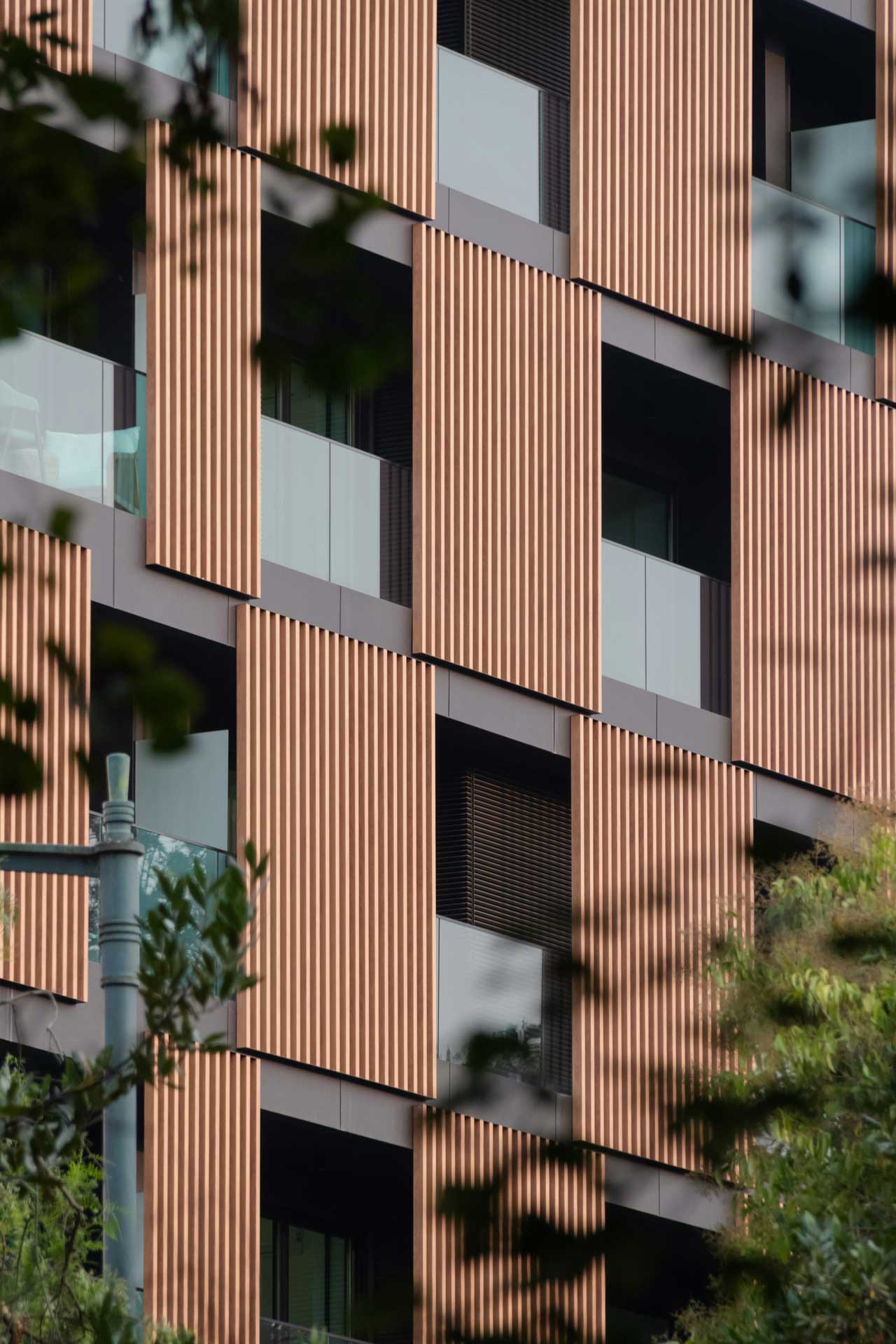CLose up einer Fassade mit braunen Fassadenplatten aus Holz.