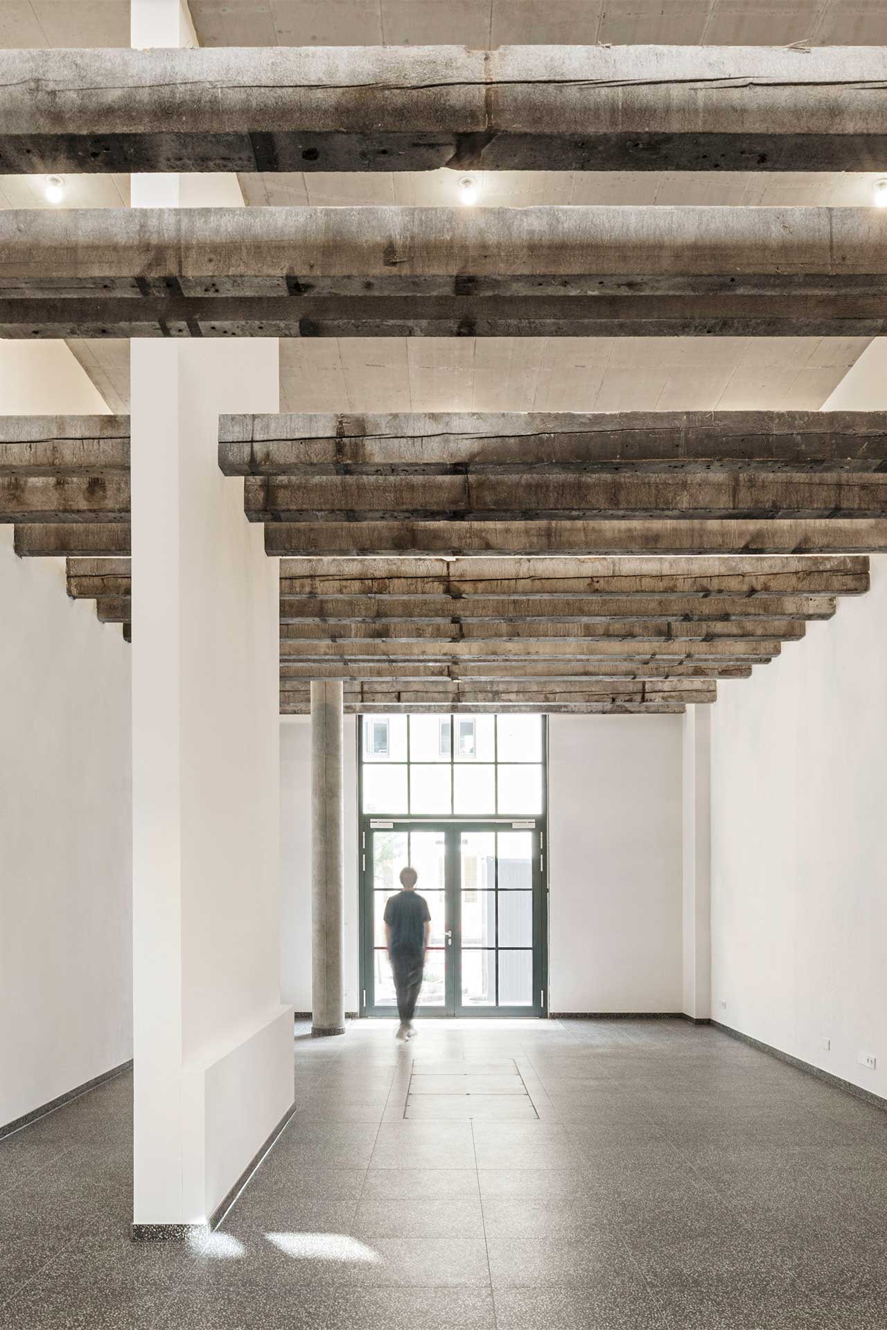 Leerer Innenraum mit mehrere Holzbalken an der Decke.