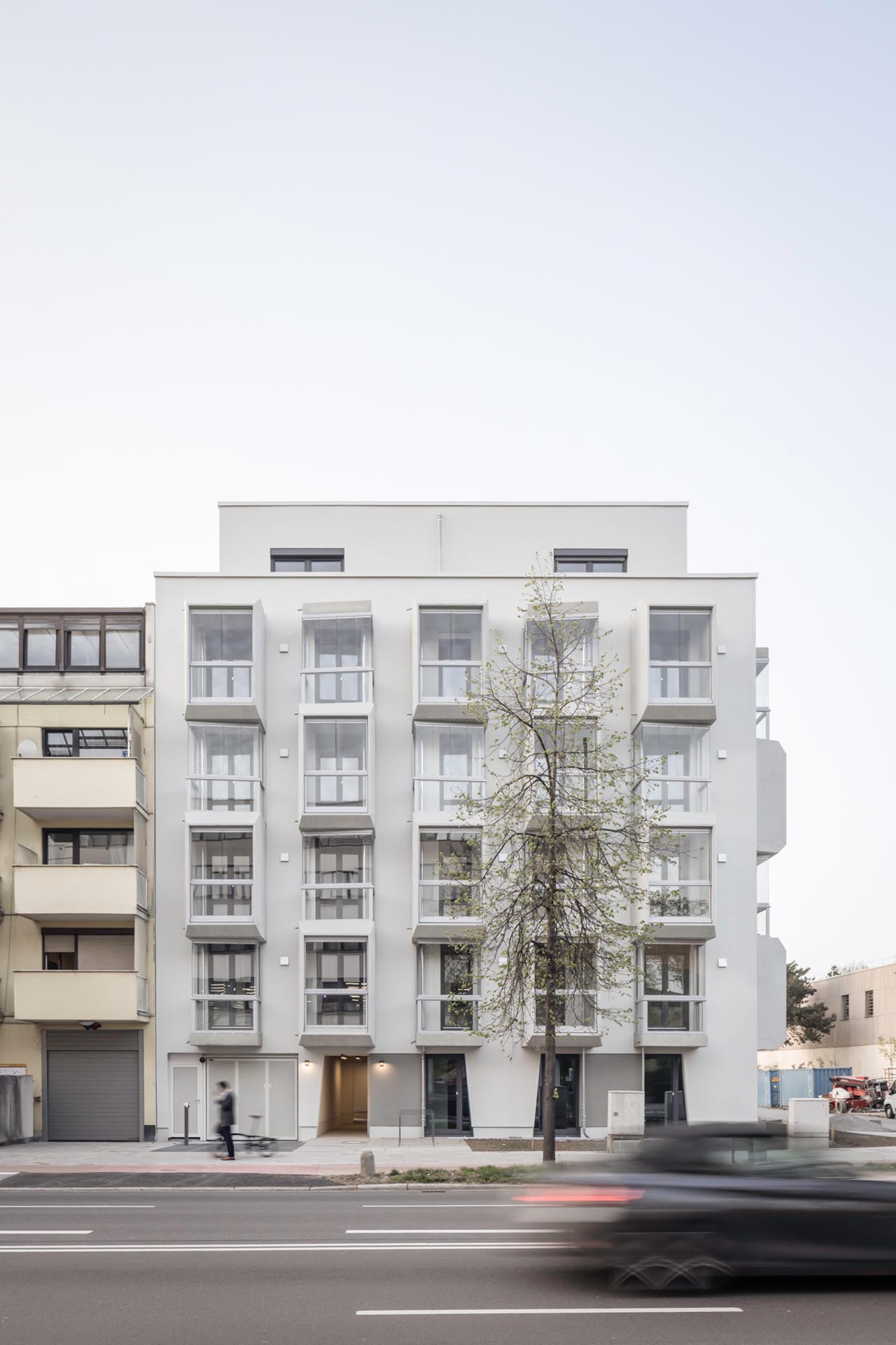 Studentenwohnheim an einer Straße.
