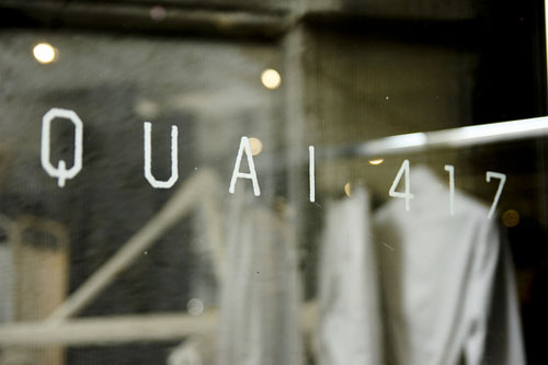 01-shop window logo in window