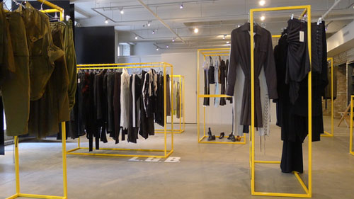 04-shop interior clothes shop floor display