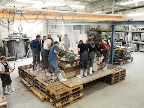 05-pouring the cast Casting the tool.