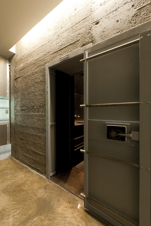 11-bathroom vault View into bathroom.